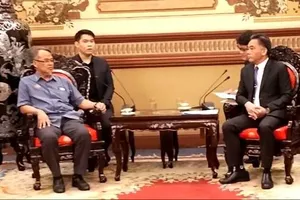 Standing Vice Chairman of the Ho Chi Minh City People’s Committee Nguyen Loc Ha (R) receives Datuk Mohamad Azhan Bin Md. Amir, Deputy Secretary-General of Malaysia’s Ministry of National Unity and Chairman of the Student Volunteers Foundation (YSS). (Photo: SGGP)
